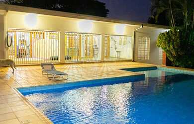 Imagem: A casa possui 4 Dormitórios, 5 Banheiros, 1000m² de Área