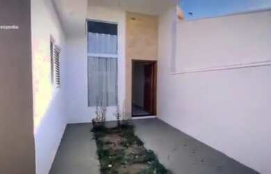 Imagem: A casa possui 2 Dormitórios, 2 Banheiros, 2 Vagas na garagem