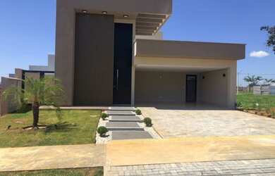 Imagem: A casa possui 3 Dormitórios, 3 Banheiros, 3 Vagas na garagem