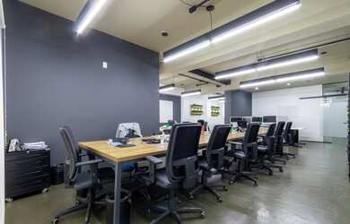 Imagem: O depósito possui 4 Vagas na garagem, 500m² de Área e está