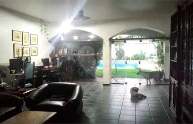 Imagem: A casa possui 5 Dormitórios, 5 Banheiros, 5 Vagas na garagem