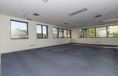 Imagem: O depósito possui 5 Vagas na garagem e 280m² de Área e está