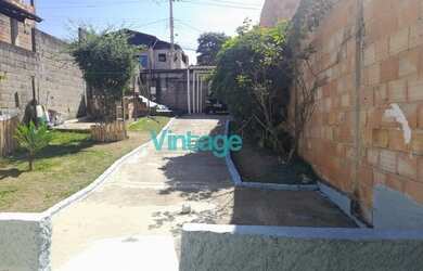 Imagem: A casa possui 3 Dormitórios, 2 Banheiros, 2 Vagas na garagem