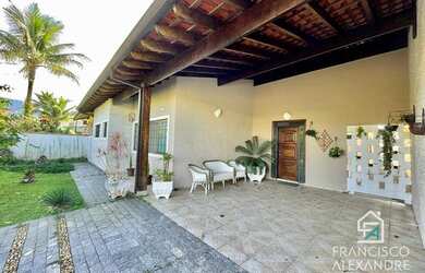 Imagem: A casa em condomínio possui 3 Dormitórios, 2 Banheiros, 4