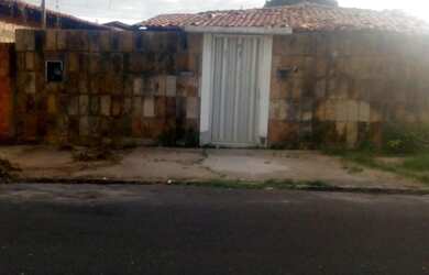 Imagem: A casa possui 3 Dormitórios, 1 Banheiro, 3 Vagas na garagem