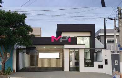 Imagem: A casa possui 3 Dormitórios, 3 Banheiros, 4 Vagas na garagem