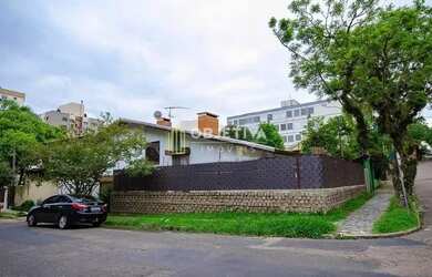 Imagem: A casa e possui 3 Dormitórios, Suítes, 5 Banheiros, 2 Vagas