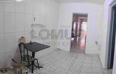 Imagem: A casa possui 3 Dormitórios, 2 Banheiros, 1 Vaga na garagem