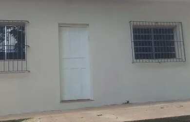 Imagem: A casa possui 2 Dormitórios, 1 Banheiro, 2 Vagas na garagem