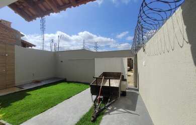 Imagem: A casa possui 3 Dormitórios, 2 Banheiros, 2 Vagas na garagem