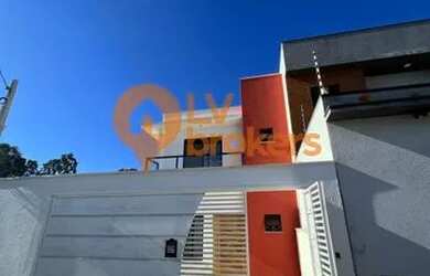 Imagem: A casa possui 3 Dormitórios, 3 Banheiros, 2 Vagas na garagem