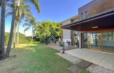 Imagem: A casa em condomínio possui 4 Dormitórios, 5 Banheiros, 5