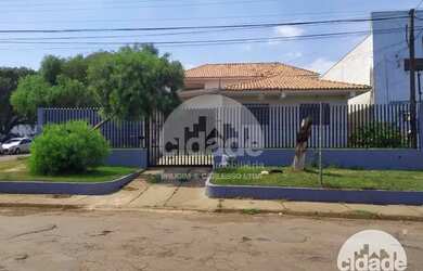 Imagem: A casa possui 3 Dormitórios, 2 Banheiros, 5 Vagas na garagem