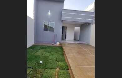 Imagem: A casa possui 3 Dormitórios, 2 Banheiros, 2 Vagas na garagem