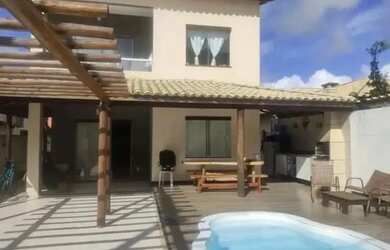 Imagem: A casa possui 3 Dormitórios, 2 Banheiros, 2 Vagas na garagem