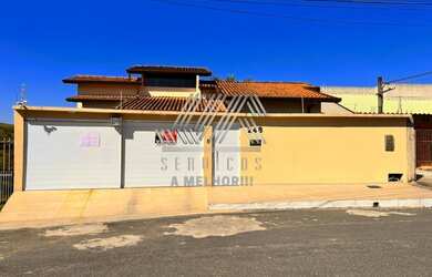 Imagem: A casa possui 5 Dormitórios, 3 Banheiros, 2 Vagas na garagem