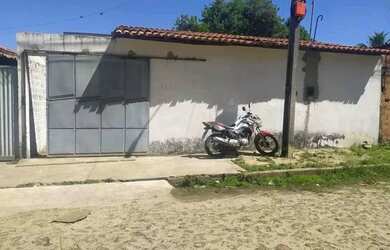 Imagem: A casa possui 2 Dormitórios, 1 Banheiro, 1 Vaga na garagem