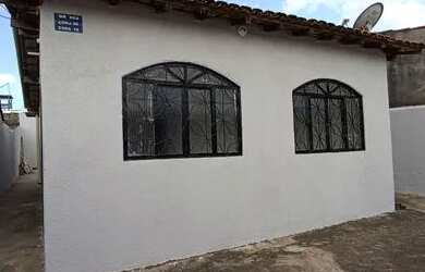 Imagem: A casa possui 3 Dormitórios, 2 Banheiros, 2 Vagas na garagem