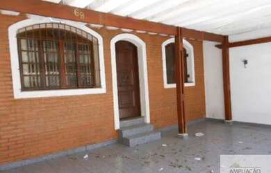 Imagem: A casa possui 3 Dormitórios, 2 Banheiros, 3 Vagas na garagem