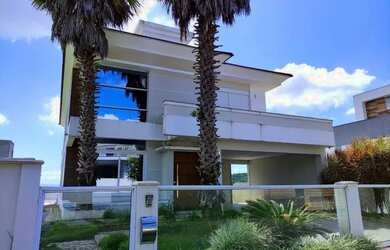 Imagem: A casa possui 3 Dormitórios, 3 Banheiros, 2 Vagas na garagem