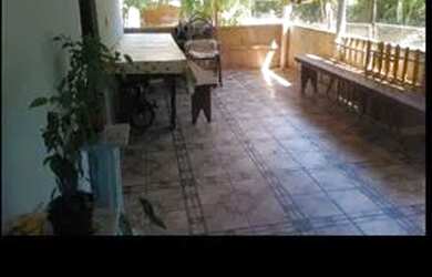 Imagem: A casa possui 3 Dormitórios, 2 Banheiros, 1 Vaga na garagem