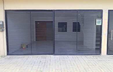 Imagem: A casa possui 3 Dormitórios, 2 Banheiros, 1 Vaga na garagem