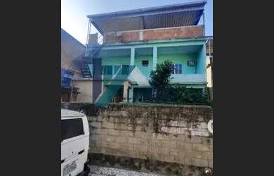 Imagem: A casa possui 3 Dormitórios, 1 Banheiro, 2 Vagas na garagem