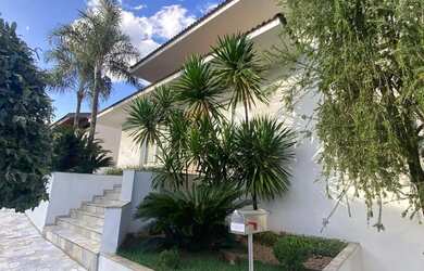 Imagem: A casa em condomínio possui 4 Dormitórios, 5 Banheiros, 4