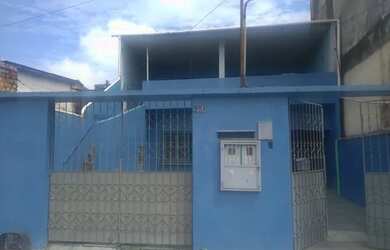 Imagem: A casa possui 3 Dormitórios, 1 Banheiro e 1 Vaga na garagem