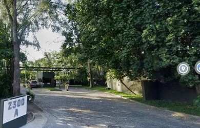 Imagem: A casa em condomínio possui 4 Dormitórios, 5 Banheiros e 531m²