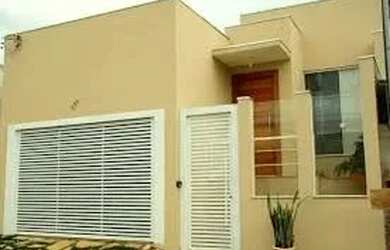 Imagem: A casa possui 3 Dormitórios, 2 Banheiros, 1 Vaga na garagem