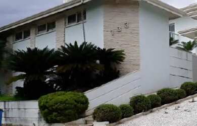 Imagem: A casa possui 1 Dormitório, 1 Banheiro, 1 Vaga na garagem