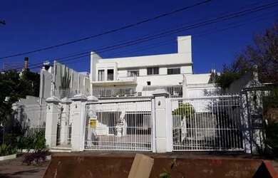 Imagem: A casa possui 4 Dormitórios, 5 Banheiros, 3 Vagas na garagem