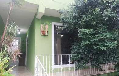 Imagem: A casa possui 3 Dormitórios, 5 Banheiros, 4 Vagas na garagem