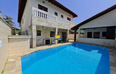 Imagem: A casa em condomínioe possui 5 Dormitórios, 4 Banheiros, 5