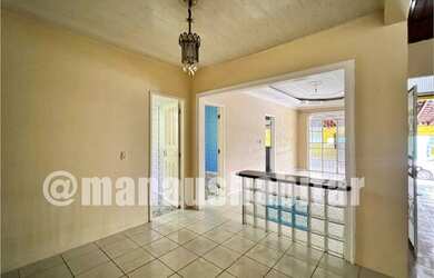 Imagem: A casa possui 3 Dormitórios, 2 Banheiros, 4 Vagas na garagem