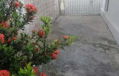 Imagem: A casa possui 2 Dormitórios, 1 Banheiro e 1 Vaga na garagem