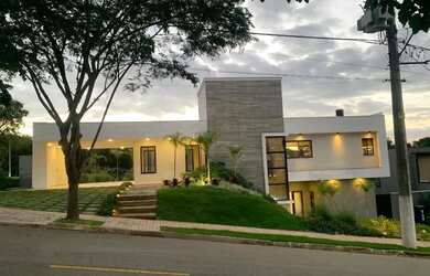 Imagem: A casa em condomínio possui 4 Dormitórios, 5 Banheiros, 5