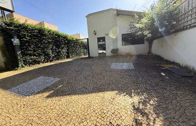 Imagem: O depósito possui 4 Vagas na garagem, 330m² de Área e está