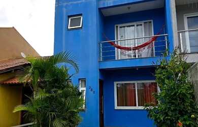 Imagem: A casa possui 3 Dormitórios, 2 Banheiros, 1 Vaga na garagem