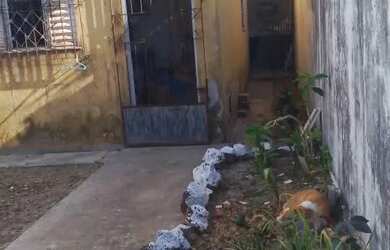 Imagem: A casa possui 3 Dormitórios, 1 Banheiro, 1 Vaga na garagem