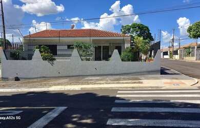 Imagem: A casa possui 3 Dormitórios, 3 Banheiros, 3 Vagas na garagem