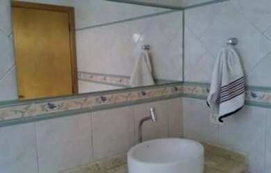 Imagem: A casa possui 3 Dormitórios, 2 Banheiros, 3 Vagas na garagem