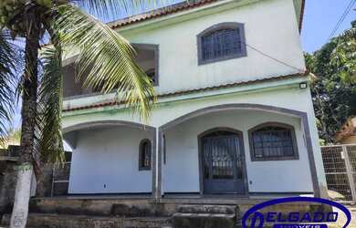 Imagem: A casa possui 3 Dormitórios, 2 Banheiros, 5 Vagas na garagem