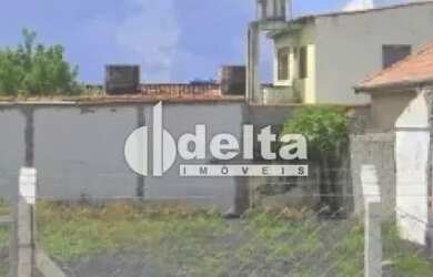 Imagem: O terreno possui 360m² de Área e está localizado em Osvaldo