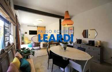 Imagem: A casa possui 3 Dormitórios, 5 Banheiros, 2 Vagas na garagem