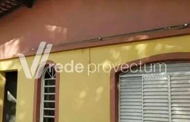 Imagem: A casa possui 3 Dormitórios, 1 Banheiro, 2 Vagas na garagem