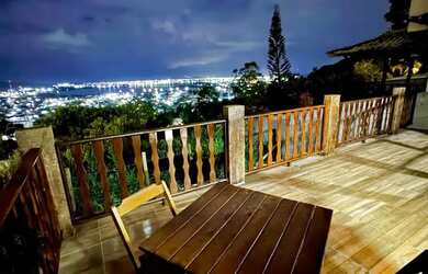 Imagem: A casa possui 2 Dormitórios, Acomodam 7 pessoas, 3 Vagas na