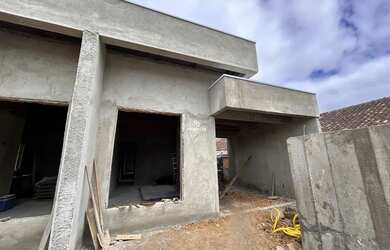 Imagem: A casa possui 3 Dormitórios, 2 Banheiros, 2 Vagas na garagem