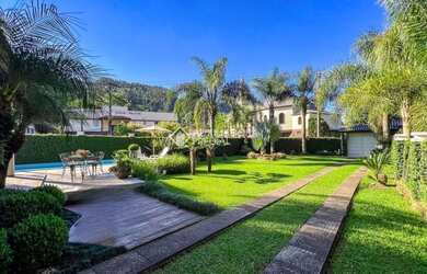 Imagem: A casa possui 4 Dormitórios, 3 Banheiros, 2 Vagas na garagem